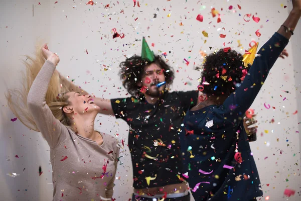 Confetti partij multi-etnische groep mensen — Stockfoto