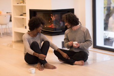 Genç romantik çok ırklı Çift 