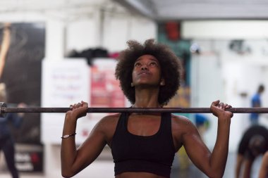 siyah kadın kaldırma boş bar