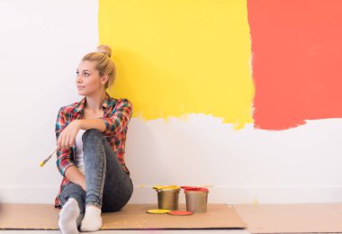 katta oturan genç kadın ressam