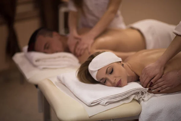 Entspannte Junge Schöne Paar Erhalten Eine Rückenmassage Von Masseur Einem — Stockfoto