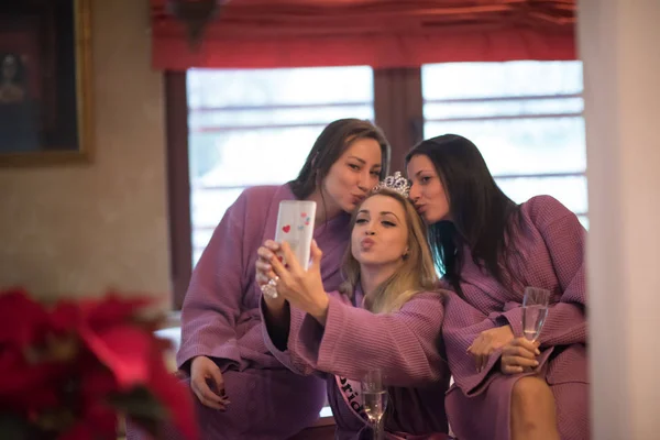 Chicas haciendo Selfy en la fiesta — Foto de Stock
