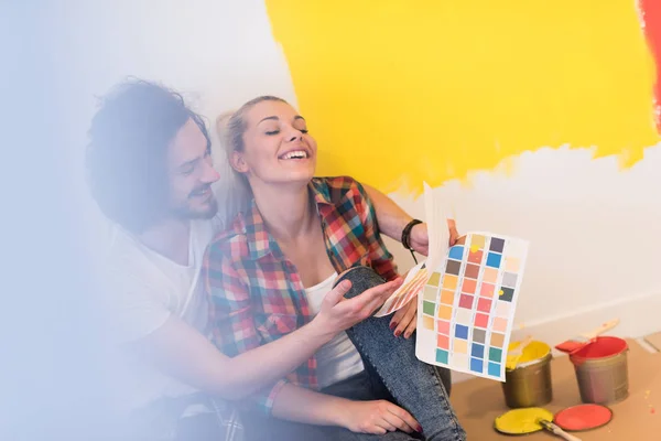 Pareja feliz relajándose después de pintar — Foto de Stock