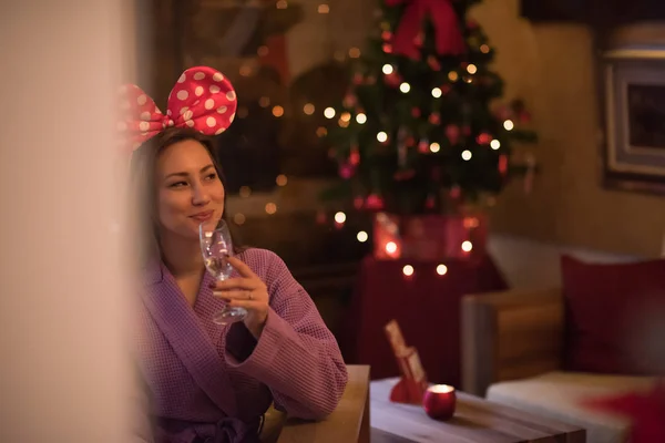 Vrouw drinken champagne in spa — Stockfoto