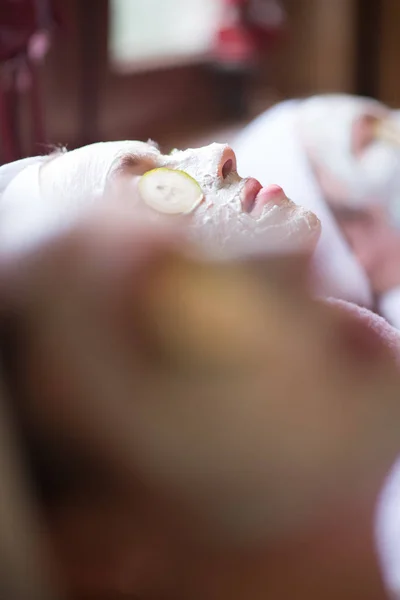 Mooie Jonge Vrouw Krijgt Facial Klei Masker Spa Liggend Met — Stockfoto