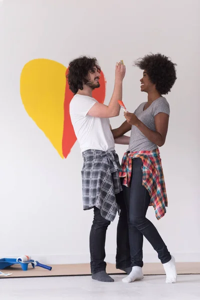 Pareja con corazón pintado en la pared —  Fotos de Stock