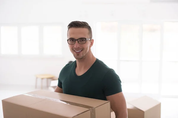 Verhuizen Naar Een Nieuw Appartement Vrolijke Jongeman Holding Een Kartonnen — Stockfoto