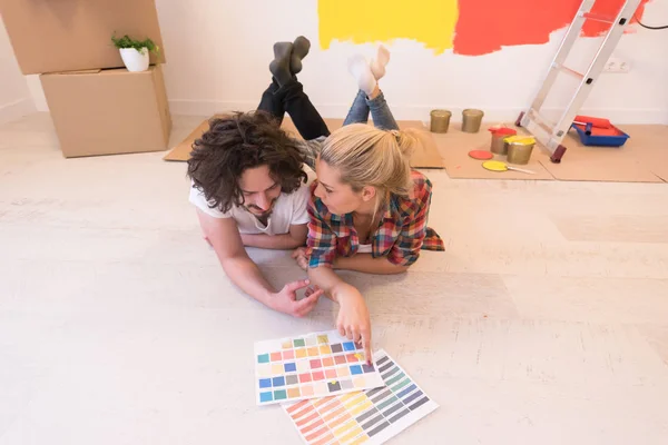 Pareja feliz relajándose después de pintar — Foto de Stock