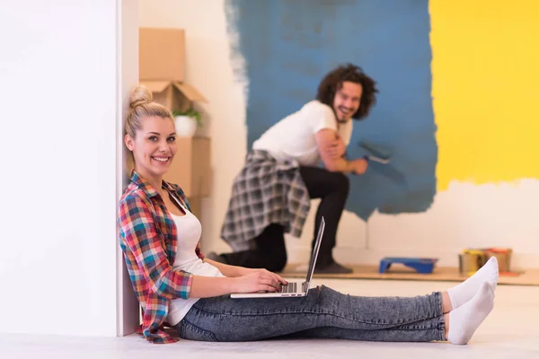 Felice coppia facendo lavori di ristrutturazione casa — Foto Stock