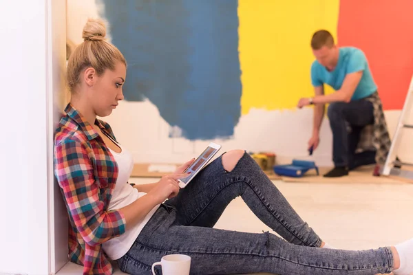 Happy Couple Doing Home Renovations Man Painting Room Woman Relaxing — Stock Photo, Image