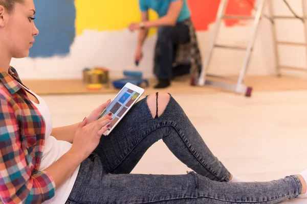 Pareja Feliz Haciendo Renovaciones Casa Hombre Está Pintando Habitación Mujer — Foto de Stock