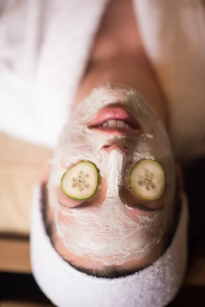 A nő egyre arc agyagos maszk gyógyfürdőben — Stock Fotó