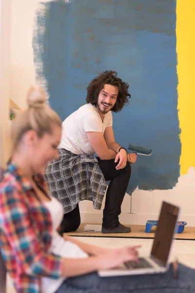 Felice coppia facendo lavori di ristrutturazione casa — Foto Stock