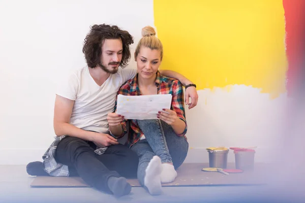 Pareja feliz relajándose después de pintar — Foto de Stock