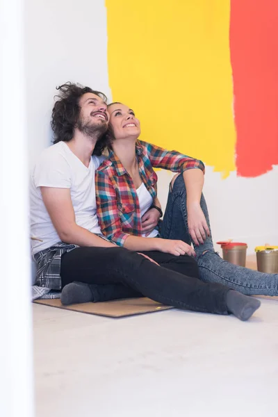 Casal feliz relaxante após a pintura — Fotografia de Stock