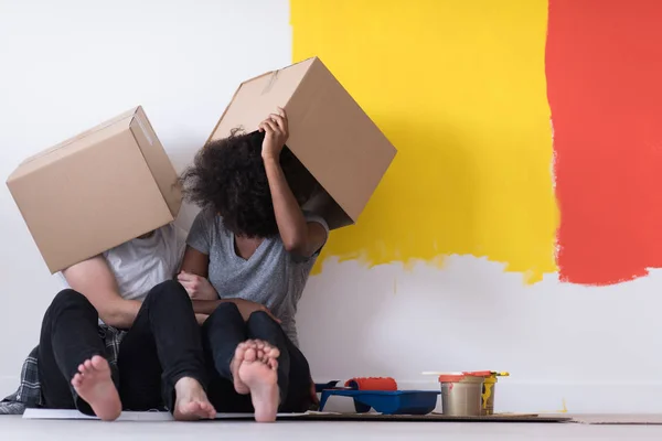 Casal brincando com caixas de papelão — Fotografia de Stock
