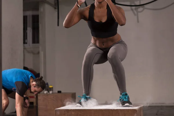 Black woman is performing box jumps at gym — Stock Photo, Image