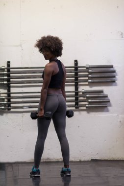 siyah kadın pazı bukleler yapıyor