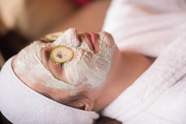 Mujer está recibiendo máscara de arcilla facial en el spa —  Fotos de Stock