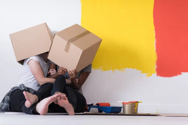 Pareja jugando con cajas de cartón —  Fotos de Stock