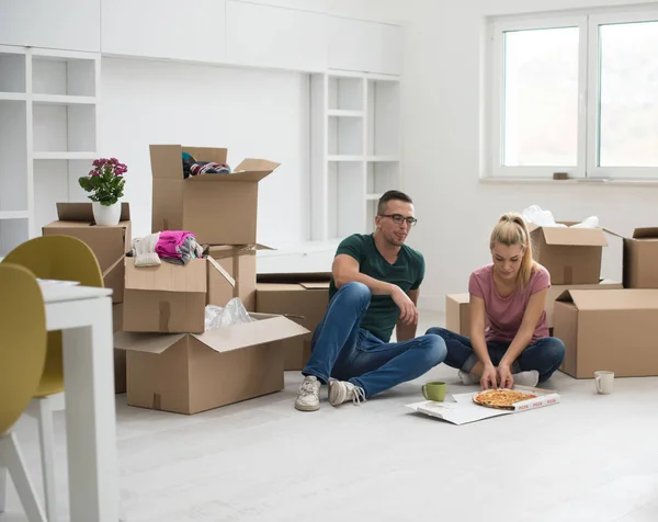Casal jovem se movendo para uma nova casa — Fotografia de Stock