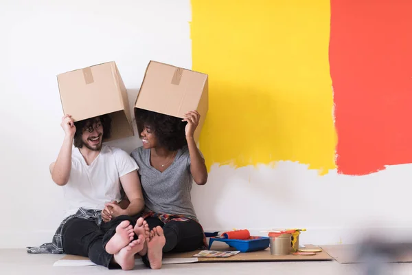 Couple playing with cardboard boxes — Stock Photo, Image