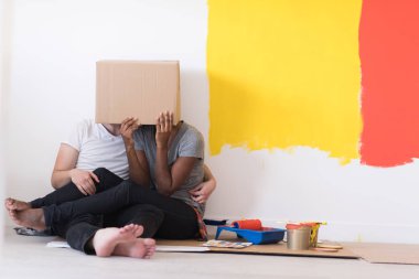 karton kutular ile oynarken Çift