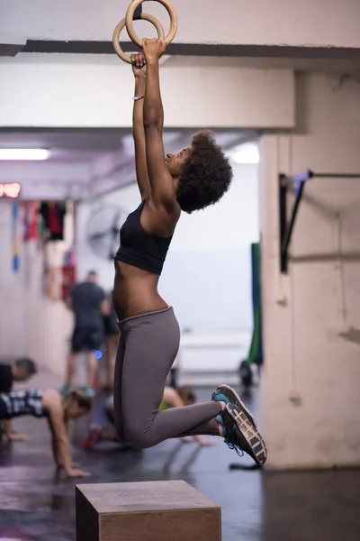 Negro mujer haciendo inmersión ejercicio — Foto de Stock