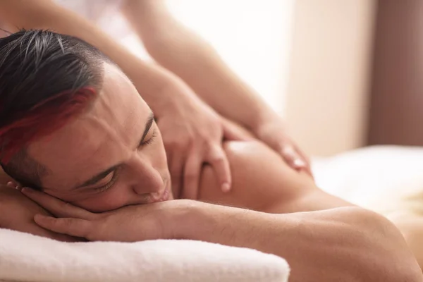 Молодий чоловік має масаж спини — стокове фото