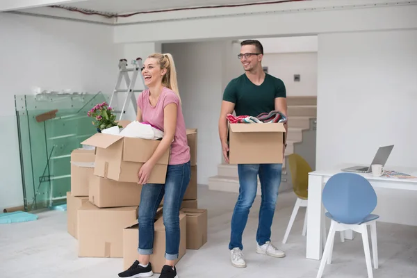 Jeune couple emménageant dans une nouvelle maison — Photo