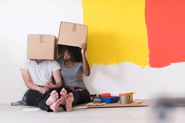 Pareja jugando con cajas de cartón —  Fotos de Stock