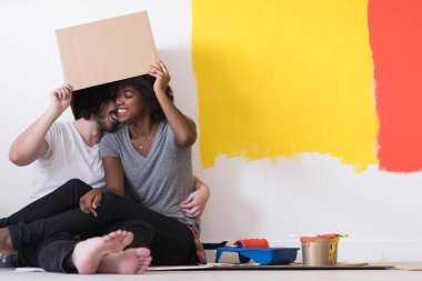 karton kutular ile oynarken Çift