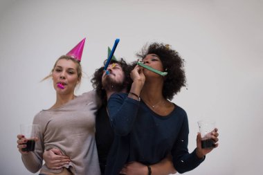 konfeti parti Multiethnics mutlu genç insanlar dans ederken kutluyor yeni yıl arifesi grup ve evde eğlenmek