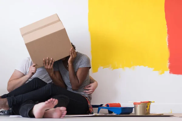 Casal brincando com caixas de papelão — Fotografia de Stock