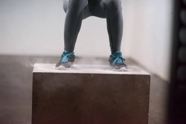 Femme noire effectue des sauts de boîte à la salle de gym — Photo