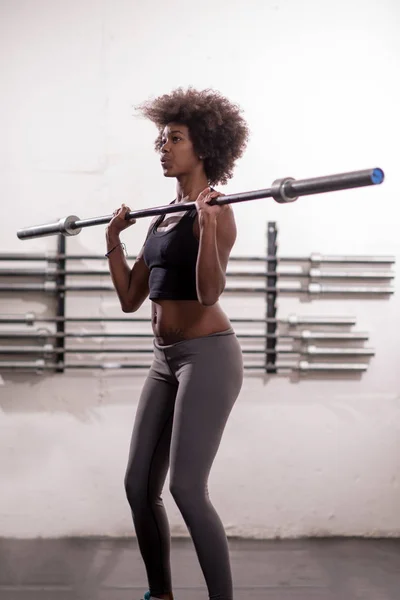 Podnoszenia sport african american Kobieta — Zdjęcie stockowe