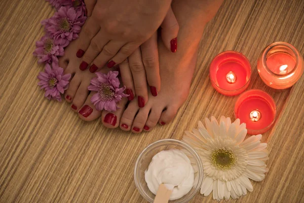 Pies y manos femeninas en el salón de spa — Foto de Stock