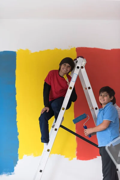 Chicos pintando pared — Foto de Stock