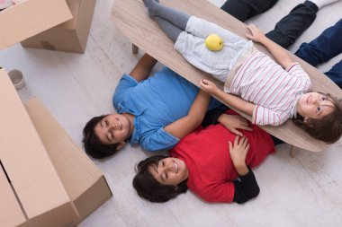 çocuklar çevrelerindeki karton kutular ile görünümü top