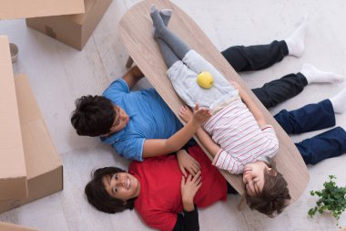 çocuklar çevrelerindeki karton kutular ile görünümü top