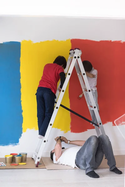 Chicos pintando pared — Foto de Stock