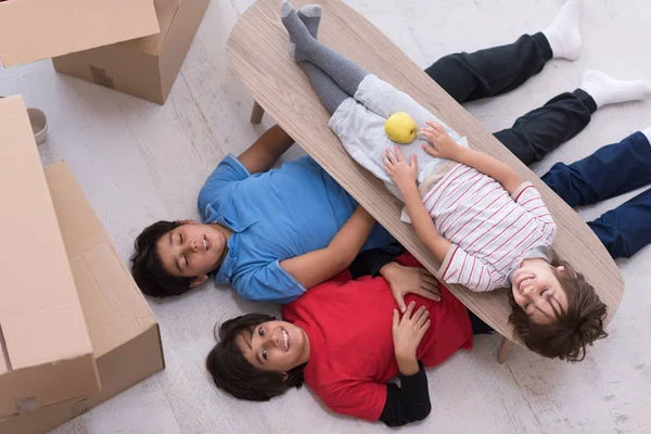 Boys with cardboard boxes around them top view — Stock Photo, Image