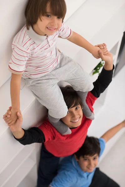 Junge posieren huckepack nach oben Ansicht — Stockfoto