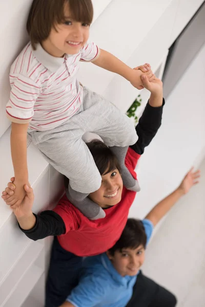 Junge posieren huckepack nach oben Ansicht — Stockfoto