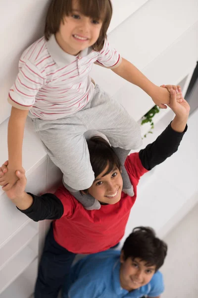 Jóvenes chicos posando línea hasta piggyback vista superior — Foto de Stock