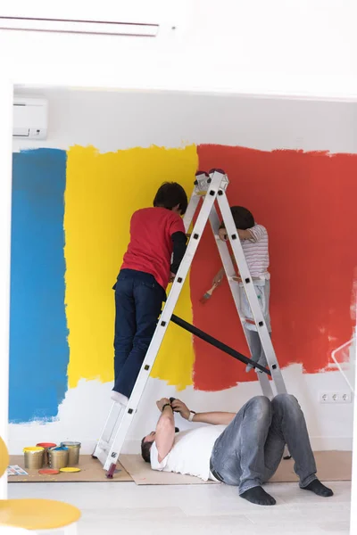Chicos pintando pared —  Fotos de Stock