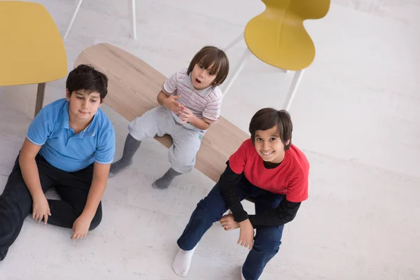 Αγόρια σε ένα νέο σύγχρονο σπίτι — Φωτογραφία Αρχείου