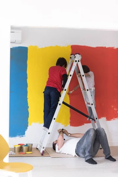 Chicos pintando pared —  Fotos de Stock