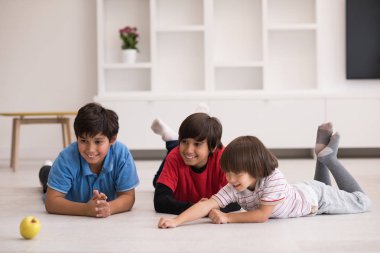 Çocuklar eğleniyor bir elma ile yere