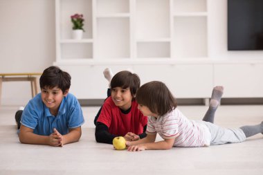 Çocuklar eğleniyor bir elma ile yere